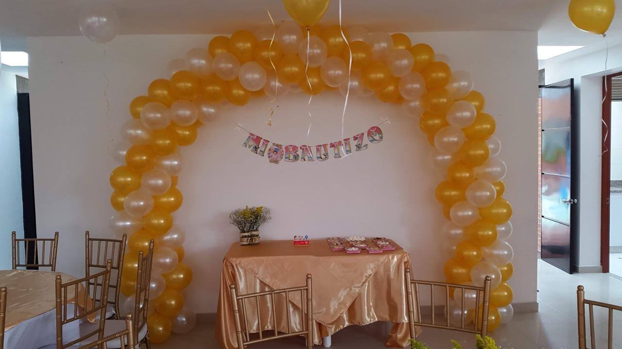 Arco de globos orgánico para evento en Alicante